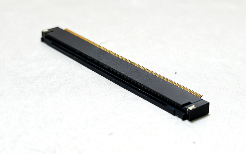 FPC0.4间距120P卧贴单接触前翻盖带卡扣 H=2.0mm(0420)