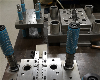 Mould maintain